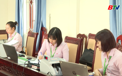 Ng&acirc;n h&agrave;ng ch&iacute;nh s&aacute;ch x&atilde; hội đồng h&agrave;nh c&ugrave;ng người d&acirc;n sau b&atilde;o, lũ