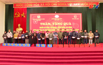 Ng&acirc;n h&agrave;ng Nh&agrave; nước v&agrave; Tổng Li&ecirc;n đo&agrave;n Lao động tặng qu&agrave; Tết tại Sơn Động 