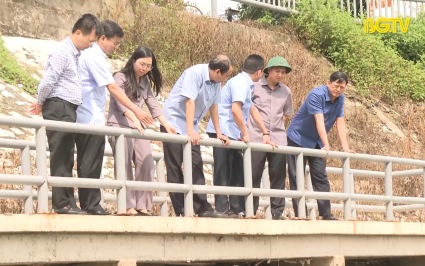 Chủ tịch UBND tỉnh kiểm tra t&igrave;nh h&igrave;nh một số tuyến đ&ecirc; 