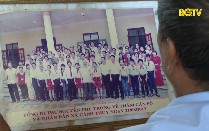 Người d&acirc;n Cảnh Thụy với Tổng B&iacute; thư Nguyễn Ph&uacute; Trọng