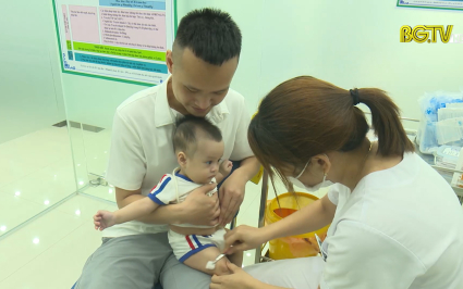 Người d&acirc;n đổ x&ocirc; đi ti&ecirc;m vắc xin ph&ograve;ng c&uacute;m