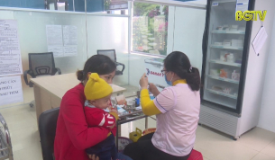 Người d&acirc;n đổ x&ocirc; ti&ecirc;m vắc xin phế cầu