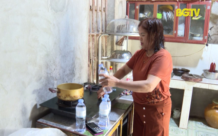 Người d&acirc;n &ldquo;kh&aacute;t&rdquo; nước b&ecirc;n c&ocirc;ng tr&igrave;nh nước sạch xuống cấp 