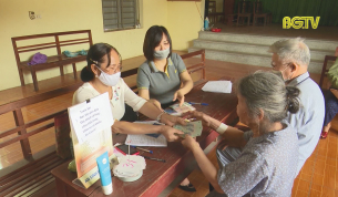 Người d&acirc;n phấn khởi được nhận tiền hỗ trợ