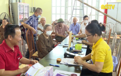 Người d&acirc;n phấn khởi khi nhận lương hưu theo mức mới 