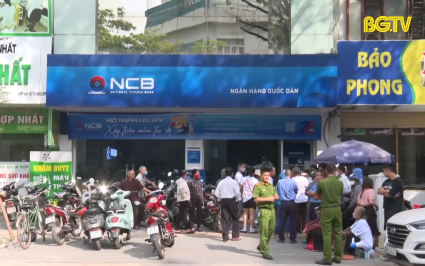 Người d&acirc;n tụ tập đ&ocirc;ng người trước trụ sở ng&acirc;n h&agrave;ng NCB