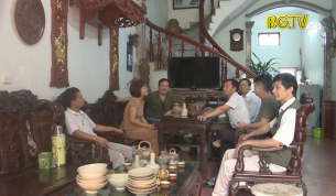 Người giữ g&igrave;n văn h&oacute;a d&acirc;n tộc qua sưu tầm cổ vật