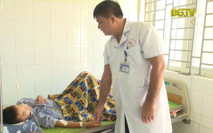 Người thầy thuốc tận t&acirc;m với người bệnh