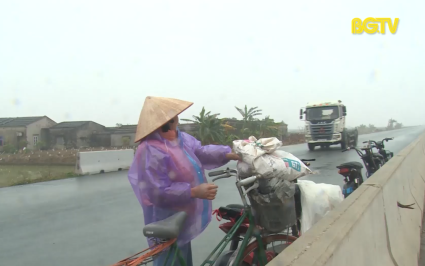 Nguy cơ mất an to&agrave;n giao th&ocirc;ng từ xe tập l&aacute;i lưu th&ocirc;ng tr&ecirc;n cầu Đồng Việt