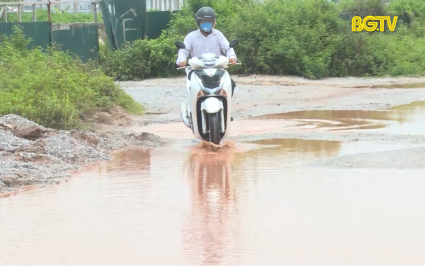 Nguy cơ mất an to&agrave;n từ đường gom cao tốc H&agrave; Nội - Bắc Giang 