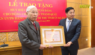 Nguy&ecirc;n B&iacute; thư Tỉnh ủy H&agrave; Bắc Nguyễn Thanh Quất được nhận huy hiệu 75 năm tuổi Đảng
