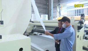 Nh&agrave; m&aacute;y giấy Xương Giang sản xuất li&ecirc;n tục dịp Tết