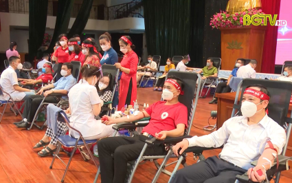 Nh&acirc;n l&ecirc;n nghĩa cử từ gia đ&igrave;nh, d&ograve;ng họ hiến m&aacute;u t&igrave;nh nguyện