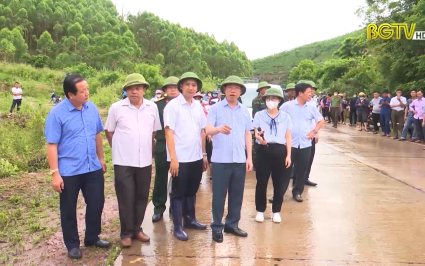 Nhanh ch&oacute;ng hỗ trợ người d&acirc;n, trường học khắc phục thiệt hại do mưa lũ