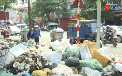 Nhanh ch&oacute;ng khắc phục t&igrave;nh trạng r&aacute;c thải sinh hoạt tồn lưu tại phường Chũ
