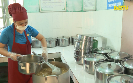Nhiều giải ph&aacute;p n&acirc;ng cao chất lượng, bảo đảm an to&agrave;n bữa ăn học đường