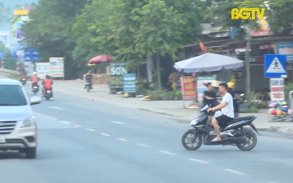 Nhiều người d&acirc;n kh&ocirc;ng chấp h&agrave;nh quy định đội mũ bảo hiểm