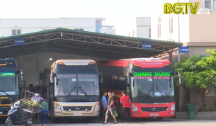 Nhiều người vẫn chủ quan kh&ocirc;ng đeo khẩu trang ở khu vực bến xe