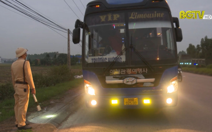 Nhiều xe &ocirc; t&ocirc; cũ n&aacute;t vẫn hoạt động đưa đ&oacute;n c&ocirc;ng nh&acirc;n 