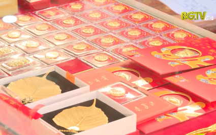 Nhộn nhịp ng&agrave;y v&iacute;a thần t&agrave;i 