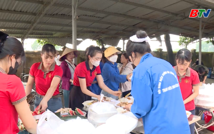 Những bữa cơm nghĩa t&igrave;nh trong mưa lũ tại x&atilde; Tam Giang