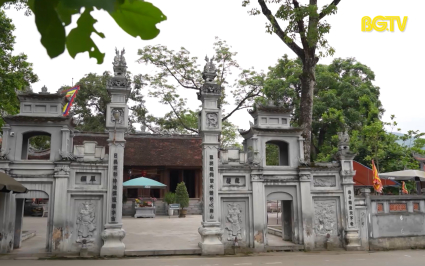 Những ng&ocirc;i đền thi&ecirc;ng b&ecirc;n d&ograve;ng Suối Mỡ