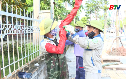 Những người "dầm m&igrave;nh" chống ngập cho phường Bắc Giang 