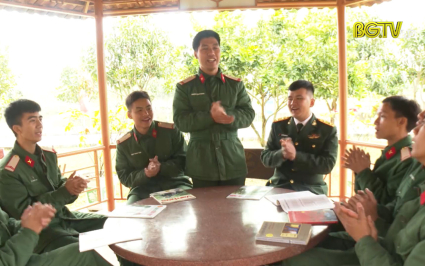 Những người l&iacute;nh trẻ lần đầu đ&oacute;n Tết trong Qu&acirc;n đội