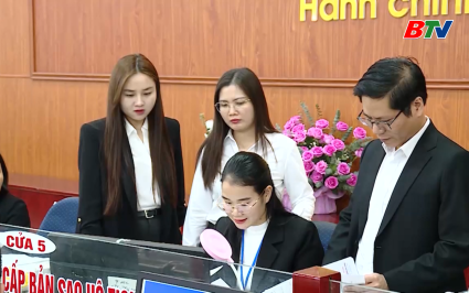 Những người thầm lặng v&igrave; nền h&agrave;nh ch&iacute;nh th&ocirc;ng suốt