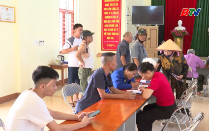 Niềm h&acirc;n hoan của người d&acirc;n nhận qu&agrave; Tết Độc lập