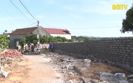 N&ocirc;ng d&acirc;n hiến đất l&agrave;m đường, x&acirc;y dựng n&ocirc;ng th&ocirc;n mới 