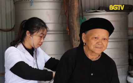 Nữ b&aacute;c sĩ trẻ tận t&acirc;m với b&agrave; con v&ugrave;ng d&acirc;n tộc thiểu số