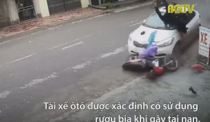 &Ocirc; t&ocirc; lấn l&agrave;n đ&acirc;m trực diện v&agrave;o xe m&aacute;y