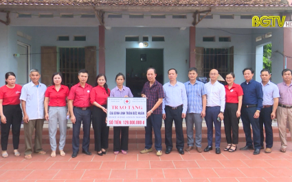 Trao tiền hỗ trợ hộ đặc biệt kh&oacute; khăn