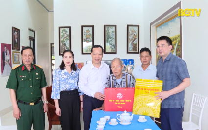 Thăm, tặng qu&agrave; Chiến sỹ C&aacute;ch mạng bị địch bắt t&ugrave; đ&agrave;y tại Sơn Động