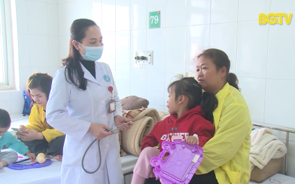 PBKT: Bệnh vi&ecirc;m phổi ở trẻ em l&uacute;c giao m&ugrave;a