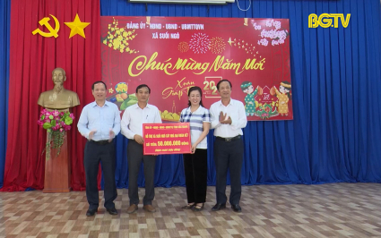 PBT Thường trực Tỉnh uỷ tặng qu&agrave; Tết cho người Bắc Giang tại T&acirc;y Ninh 