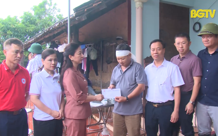 Ph&oacute; B&iacute; thư TT Tỉnh ủy thăm hỏi, tặng qu&agrave; c&aacute;c địa phương, gia đ&igrave;nh bị thiệt hại do b&atilde;o số 3
