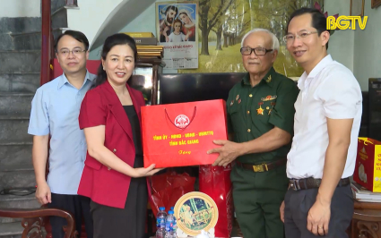Ph&oacute; B&iacute; thư Thường trực Tỉnh ủy tặng qu&agrave; người c&oacute; c&ocirc;ng thị x&atilde; Việt Y&ecirc;n
