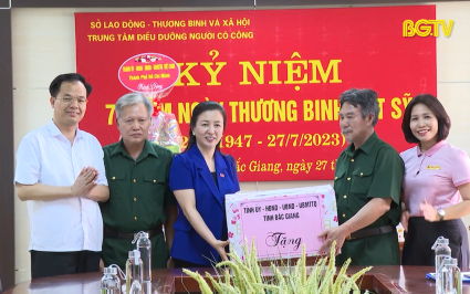 Ph&oacute; B&iacute; thư TT Tỉnh ủy tặng qu&agrave; Trung t&acirc;m điều dưỡng người c&oacute; c&ocirc;ng tỉnh