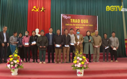 PBT TT Tỉnh uỷ thăm, tặng qu&agrave; người c&oacute; c&ocirc;ng v&agrave; hộ ngh&egrave;o tại Lục Ngạn
