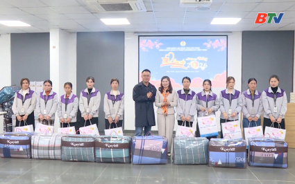 Ph&oacute; Chủ tịch HĐND tỉnh thăm, tặng qu&agrave; c&ocirc;ng nh&acirc;n lao động
