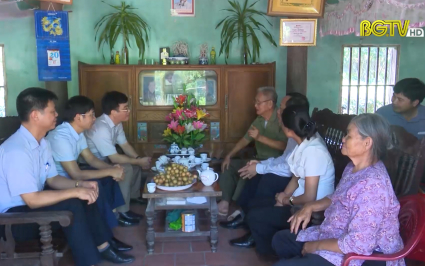 PCT HĐND tỉnh Nghi&ecirc;m Xu&acirc;n Hưởng thăm, tặng qu&agrave; người c&oacute; c&ocirc;ng huyện Y&ecirc;n Thế