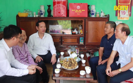 Ph&oacute; Chủ tịch HĐND tỉnh tặng qu&agrave; người c&oacute; c&ocirc;ng tại Y&ecirc;n Thế