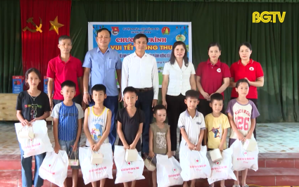 Thăm tặng qu&agrave; nh&acirc;n d&acirc;n, trẻ em v&ugrave;ng b&atilde;o lũ