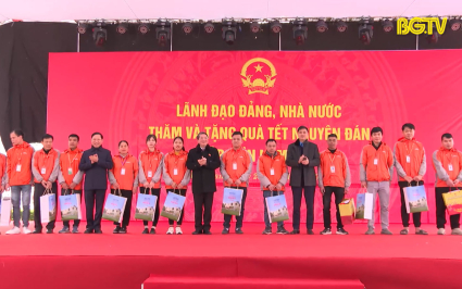 PCT Quốc hội thăm, tặng qu&agrave; hộ ngh&egrave;o, c&ocirc;ng nh&acirc;n lao động