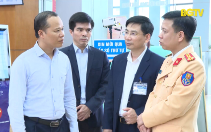 Kiểm tra hoạt động tại trung t&acirc;m phục vụ h&agrave;nh ch&iacute;nh c&ocirc;ng