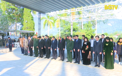 Đo&agrave;n c&ocirc;ng t&aacute;c tỉnh Bắc Giang viếng Nghĩa trang Vị Xuy&ecirc;n 