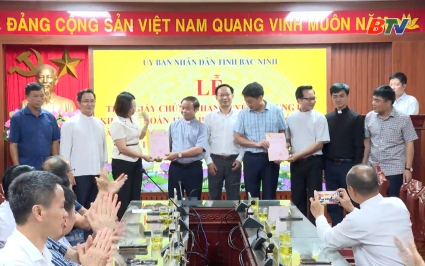 Trao giấy chứng nhận quyền sử dụng đất khu đất ho&agrave;n trả Nh&agrave; thờ họ đạo Ng&ocirc; Th&ocirc;n