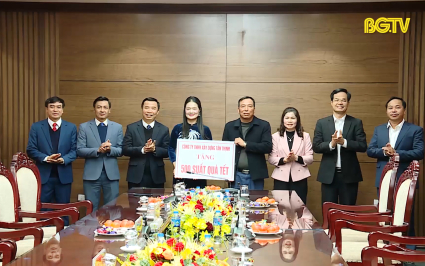 Ph&oacute; Chủ tịch Thường trực HĐND tỉnh tặng qu&agrave; Tết tại Hiệp Ho&agrave;